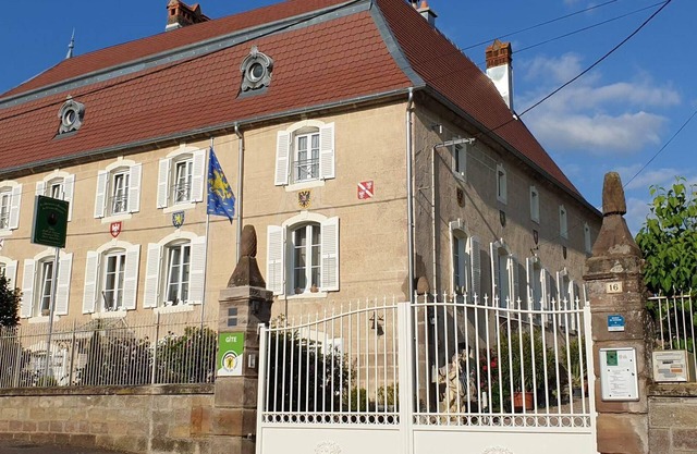 Spacious historic house for 12, near nature