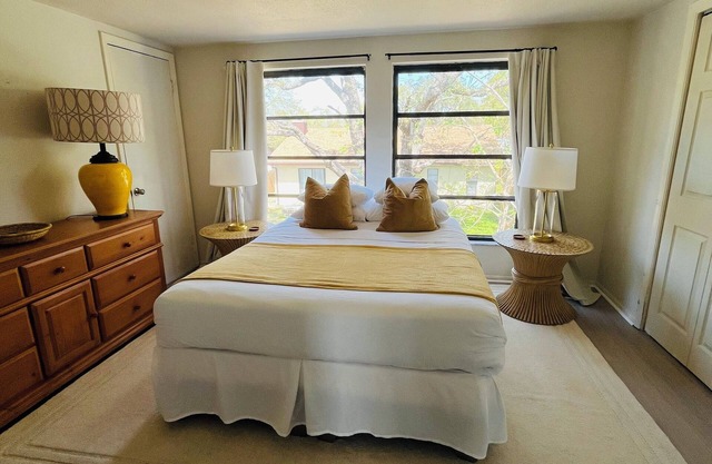 Spacious home/3 min NPR Dawntown.