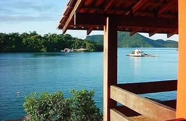 Spacious home - ocean front - 6 suites and 3 rooms