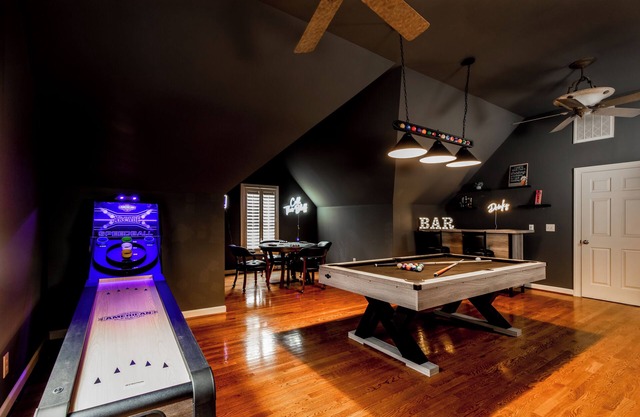 Spacious Home Great for Holidays;Sleeps 20;Hot Tub; Gym; Pool; Game Room;
