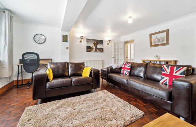 Spacious Home - Sleeps 10 - Free Parking - Pets