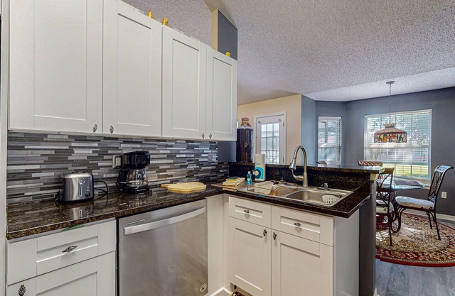 Spacious home with saltwater pool, gas grill, patio, & washer/dryer