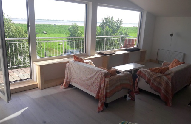 Spacious house at the river Elbe incl. beachlife between Hamburg and north sea