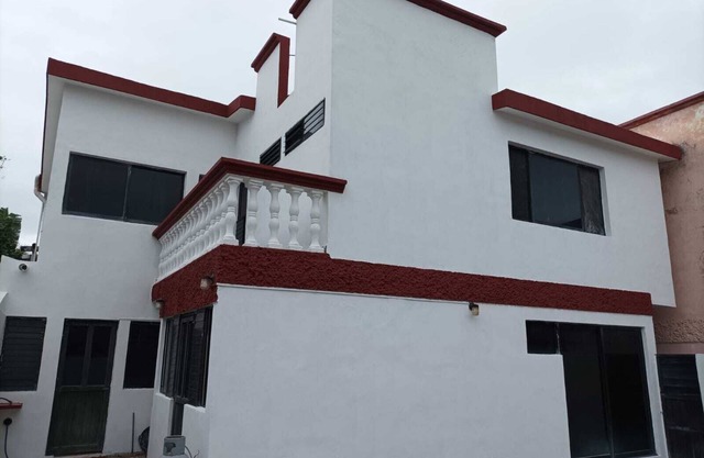 Spacious house for 10, air conditioning and roku tv in each bedroom