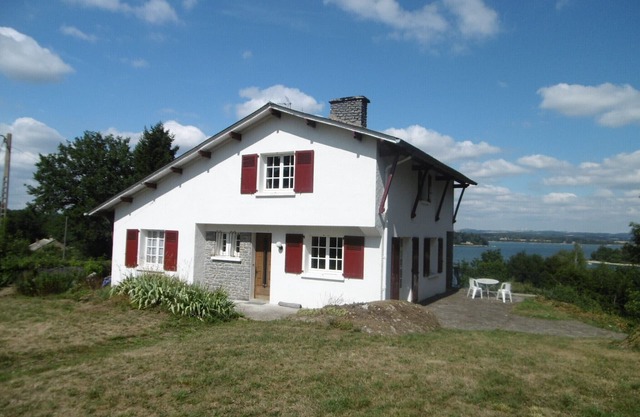 Spacious house, 4 bedrooms, 2 bathrooms, lake view, close to the beach