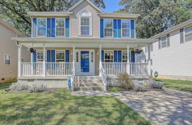 Spacious house, great deck & grill, close to boardwalk, shops, and restaurants.