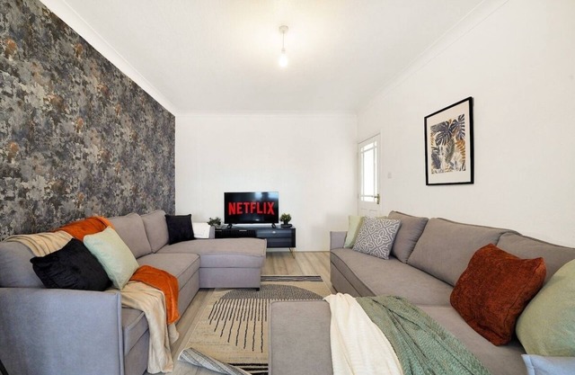 Spacious House in Wembley - Sleeps 14