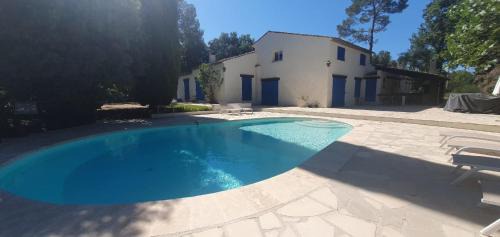 Spacious house with pool in Bagnols en Forêt