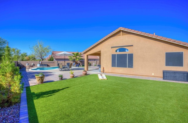 Spacious House w/Refreshing Private POOL, close to GOLF, Shopping & Restaurants