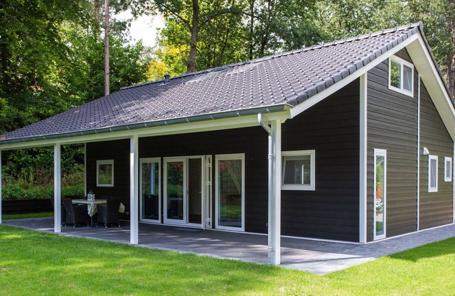 Spacious house with covered terrace, located on a holiday park in Rhenen