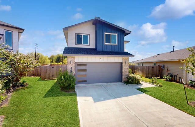 Spacious house with free wifi, private W/D + fenced-in yard