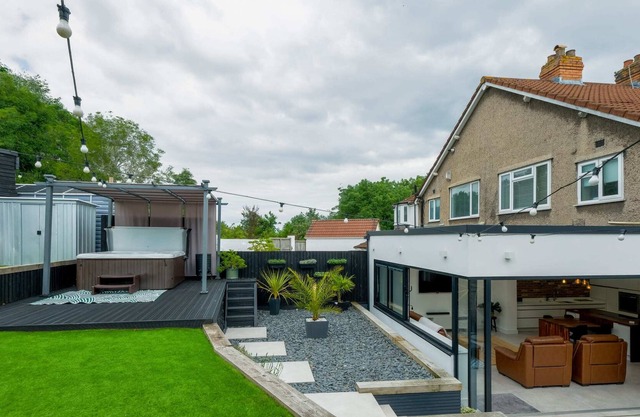 Spacious House with Garden and Hot-tub