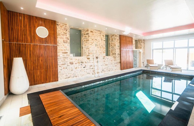 Spacious house with indoor pool and garden, near the sea