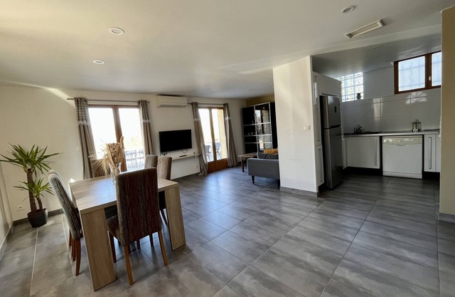 Spacious house with large garden and parking 20 min from Lyon