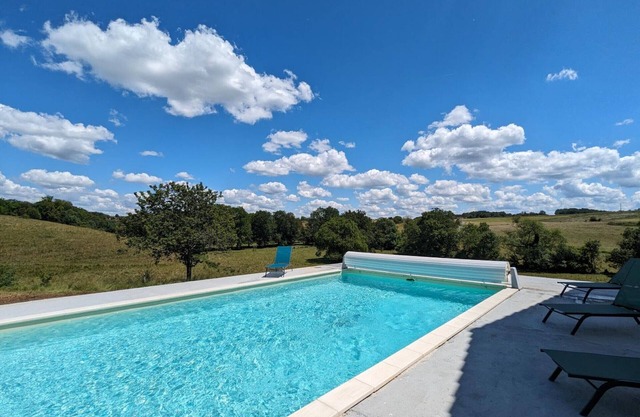 Spacious house with private pool, air conditioning, Wi-Fi, pets allowed and parking