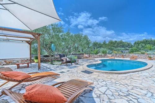 Spacious House with Private Pool in Stari Grad
