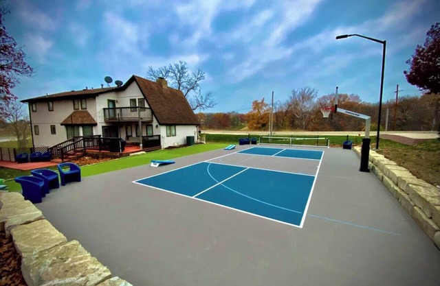 Spacious KC Home - Pickleball, Mini Golf, Gym, Luxurious Bathrooms, Swim Spa