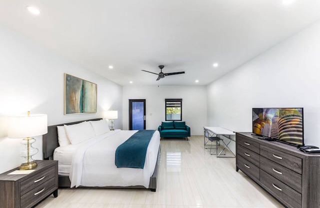 Spacious King Bedroom – Kitchenette, Pool, Bikes, WiFi & Steps to Grace Bay