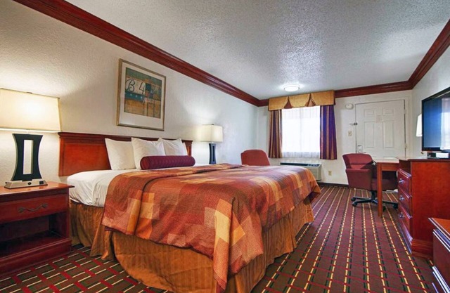 Spacious King Room at Scottish Inns - Decatur, with Complimentary Breakfast