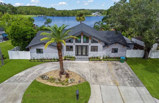 Spacious Lake Tarpon Getaway