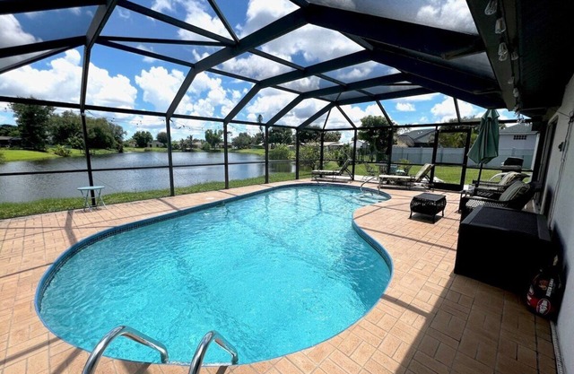Spacious lakefront pool home in North Fort Myers - Horizon Oasis