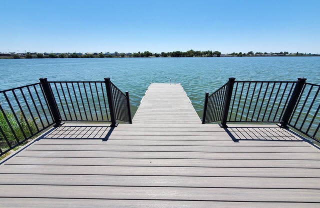 Spacious Lakehouse Getaway. Private Dock with large fenced Backyard and Gameroom