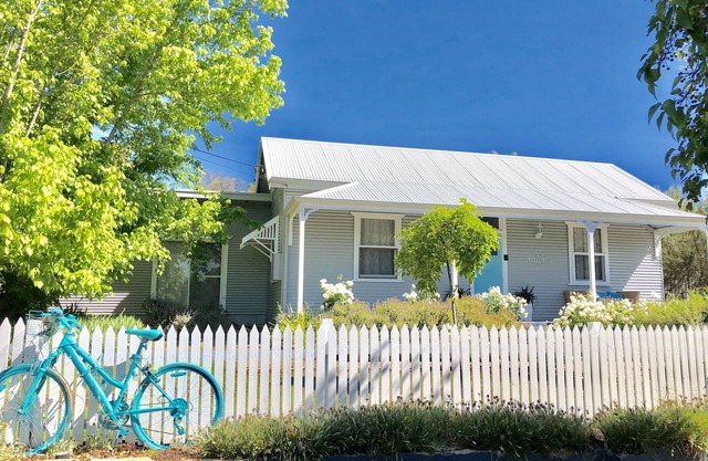 Spacious, light, pet friendly holiday home, complimentary continental breakfast