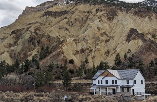 Spacious lodge viewing the Big Rock Candy Mountain
