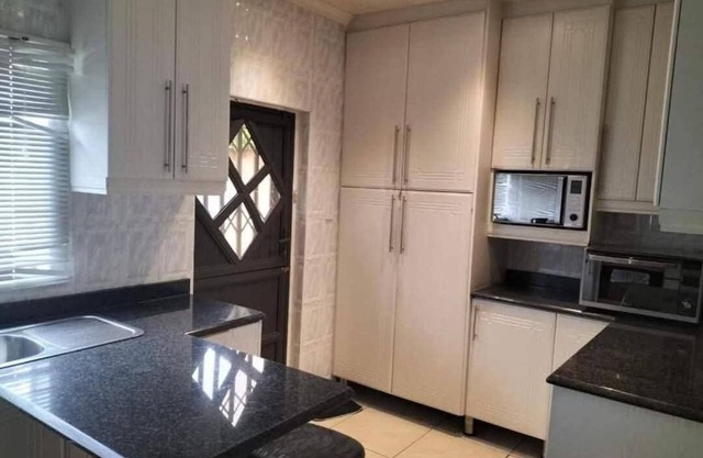 Spacious lodge in beautiful Pietermaritzburg with AC, WiFi