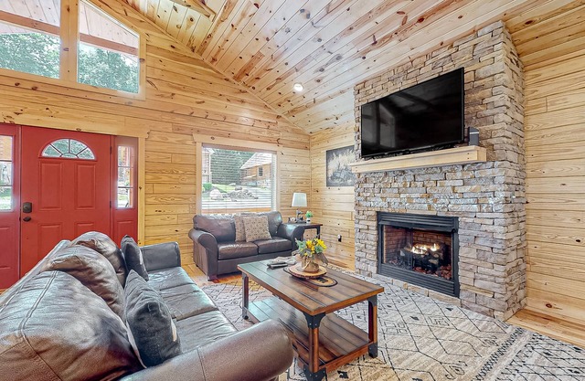 Spacious log cabin w/hot tub, free attraction tickets, & screened-in porch