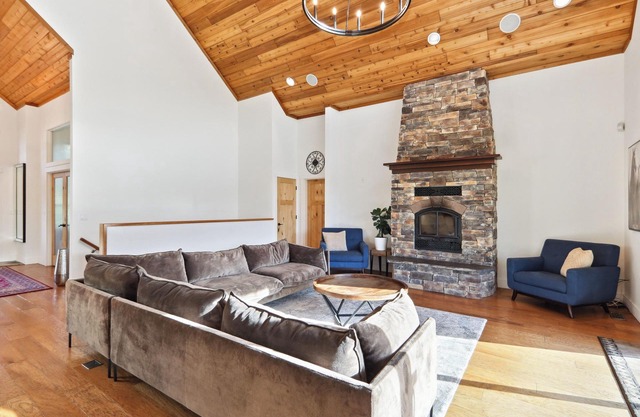 Spacious Luxurious Lodge. Hot Tub, Sauna, Media Room, Pool Table, Fabulous views