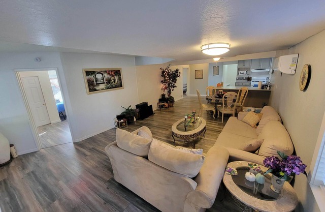 Spacious Luxury Comforters of home while enjoying time away w/community pool :)