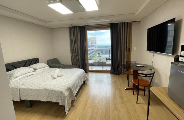 Spacious Luxury Condo w/kitchen beside Hilton Clark D’Heights