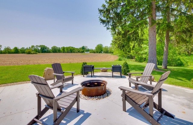Spacious Massillon Log Cabin w/Fire Pit!