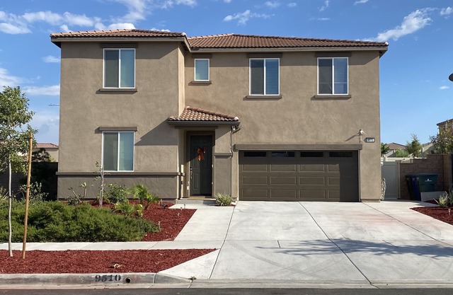 Spacious Master Room With Private Bathroom And Office Area