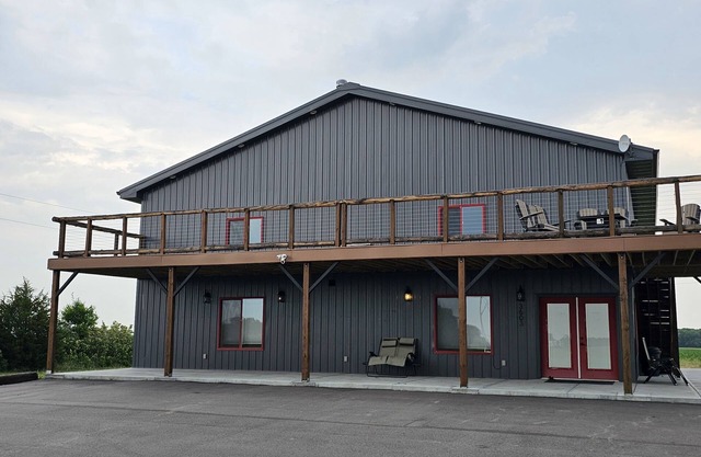Spacious modern lodge outside of city