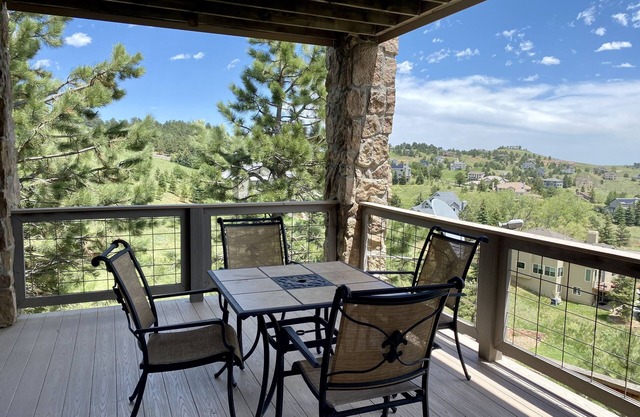 Spacious Mountain Apt with Views & Easy Access to Skiing, Hiking, & Red Rocks!
