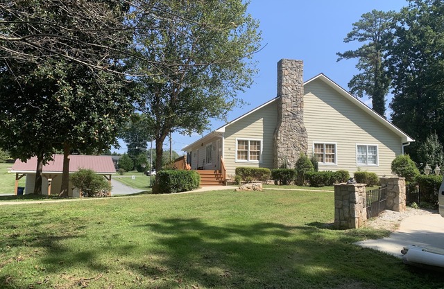 Spacious Mountain House minutes from downtown