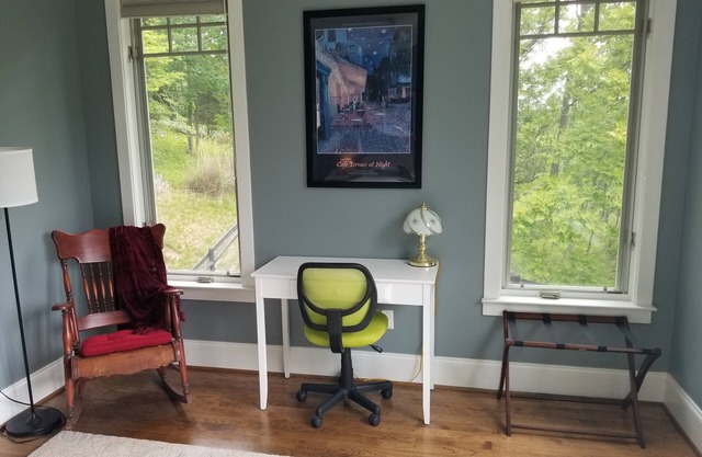 Spacious mountain retreat in Blacksburg with panoramic views and close to VT.