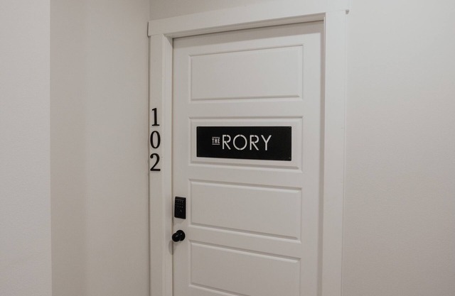 Spacious NEW 2 bedroom Downtown Loft, The Rory!