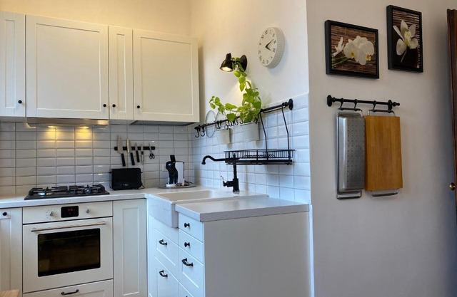 Spacious Old Town Apt, 3 Private Rooms, Sleeps 6-7