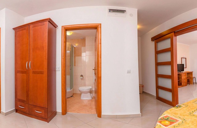 Spacious one bedroom apartment next to the sea