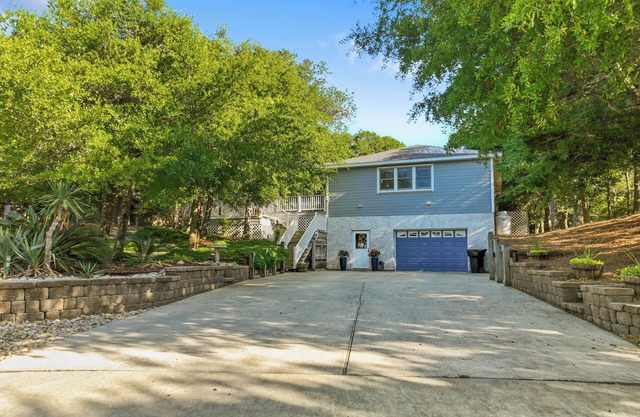 Spacious, Private, large pool near beaches! 1PM check in & out!