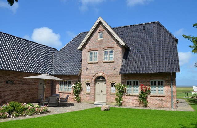 Spacious property in the first row on the Wadden Sea! This luxurious detached house b