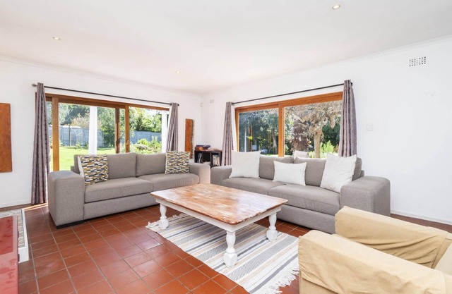 Spacious& quiet home in the suburbs