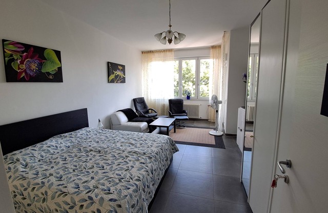 Spacious, quietly located apartment with 3 bedrooms, eat-in kitchen and balcony,