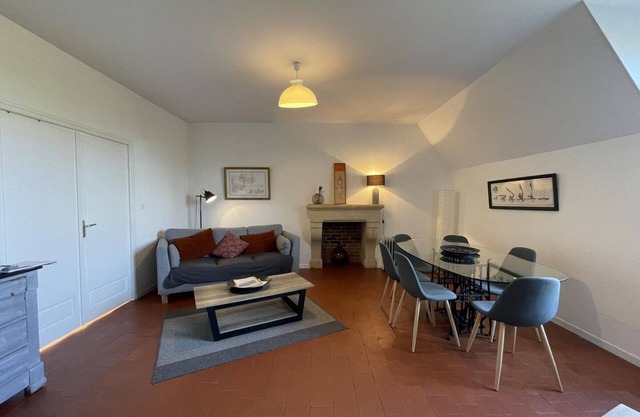 Spacious Renovated Apartment in Castle Grounds with Garden, WiFi, and Pet-Friendly