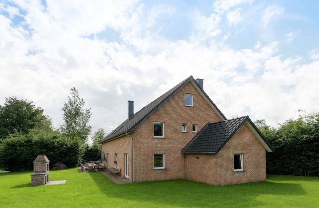 Spacious Retreat by Lake