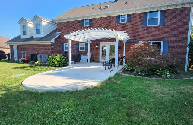 Spacious Retreat Near Eagle Creek Park – Modern Comfort & Entertainment