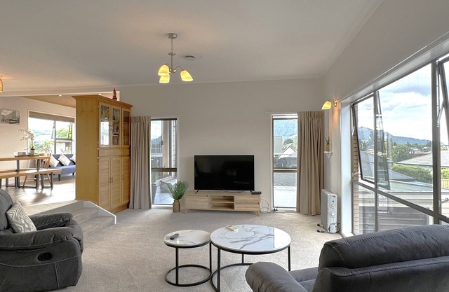 Spacious retreat with Mountain view